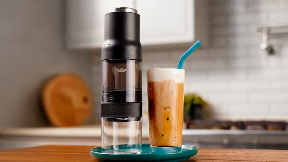 氷に負けない濃厚さ。OXOの濃縮コーヒーメーカーとグラインダーで始める、夏の極上アイスコーヒーTips