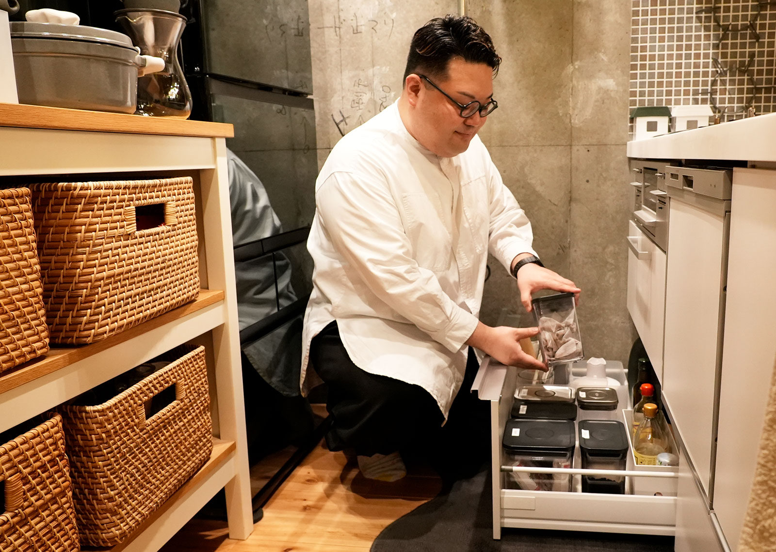 Organized containers on the shelve